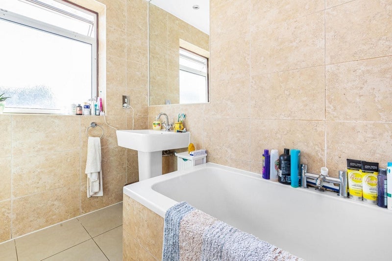 Room Roundhay Close in Greater London
