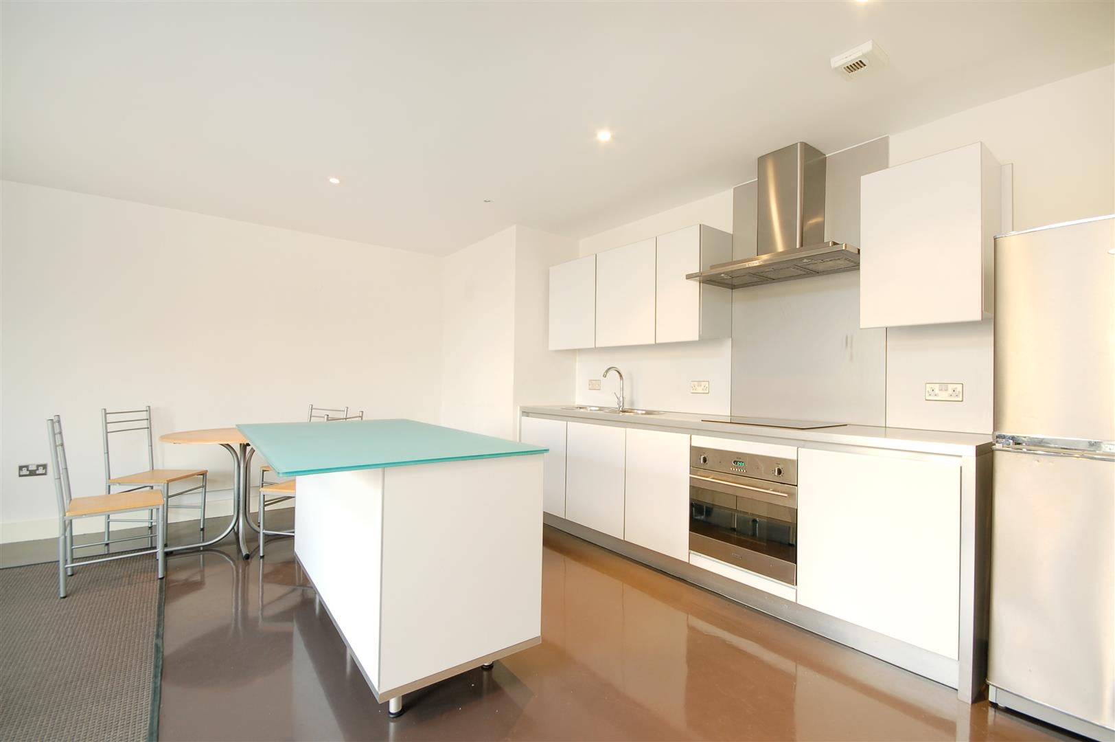 Flat Drysdale Street in Greater London