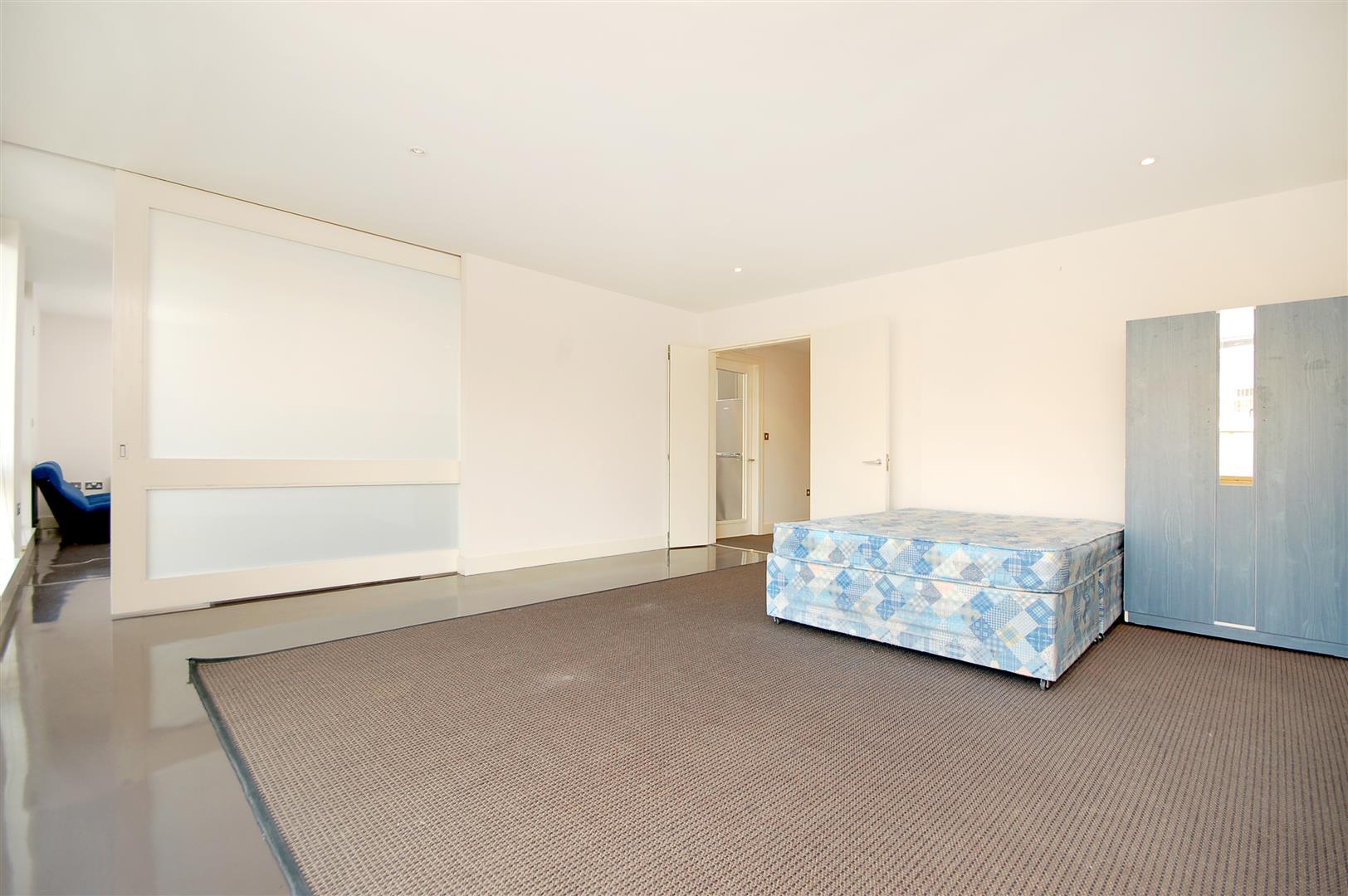 Flat Drysdale Street in Greater London