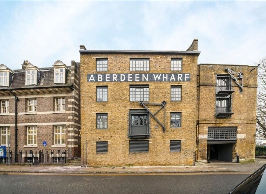 Flat Wapping High Street in Greater London