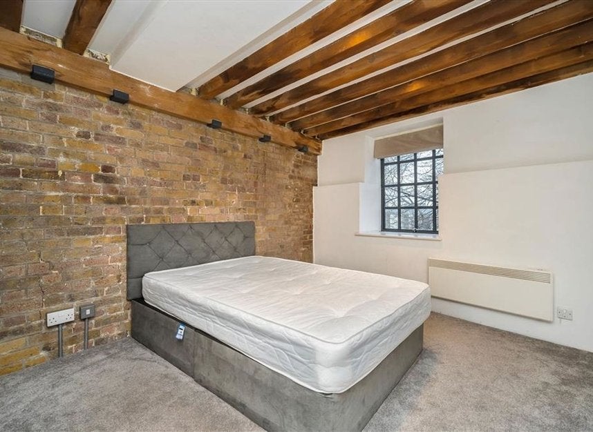 Flat Wapping High Street in Greater London