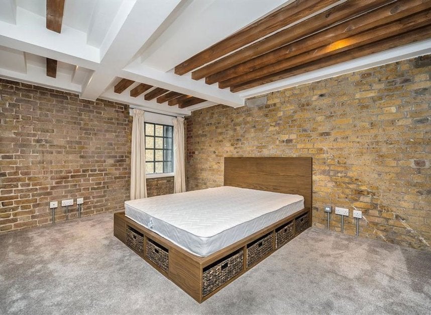 Flat Wapping High Street in Greater London
