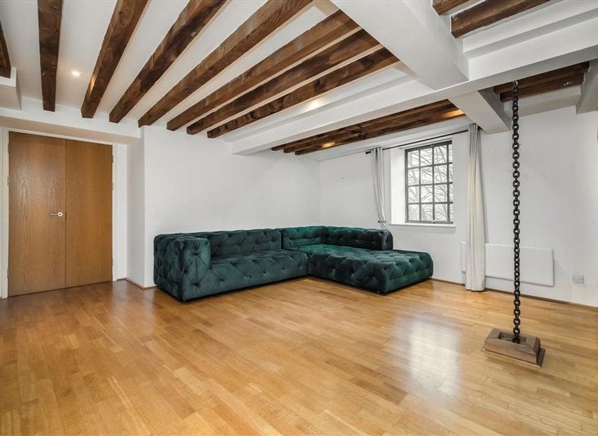 Flat Wapping High Street in Greater London