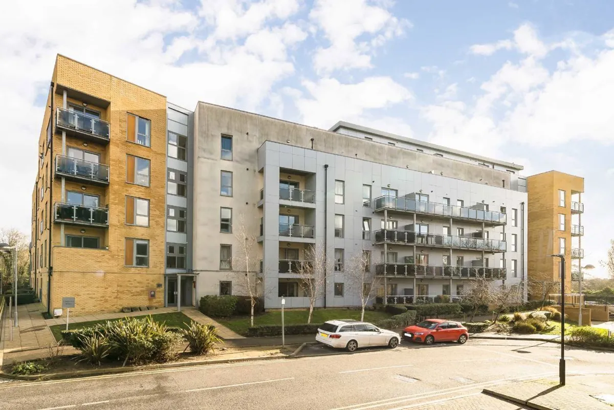 Flat St George's Grove in Greater London