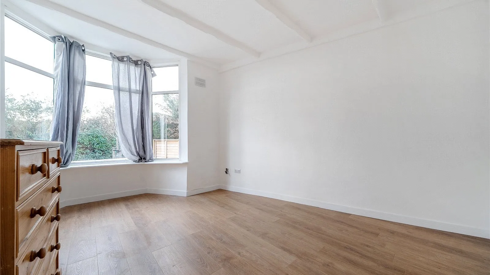Flat St Albans Crescent in Greater London