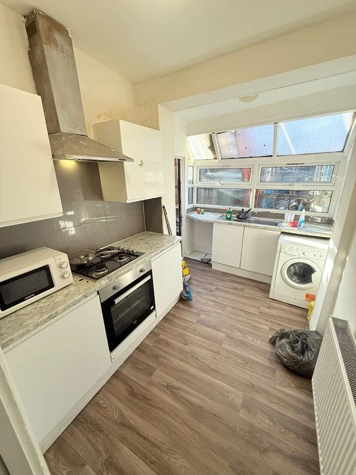 Flat Suttons Lane in Greater London