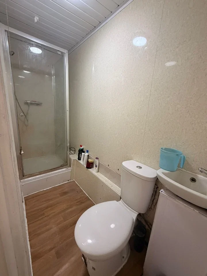 Flat Suttons Lane in Greater London
