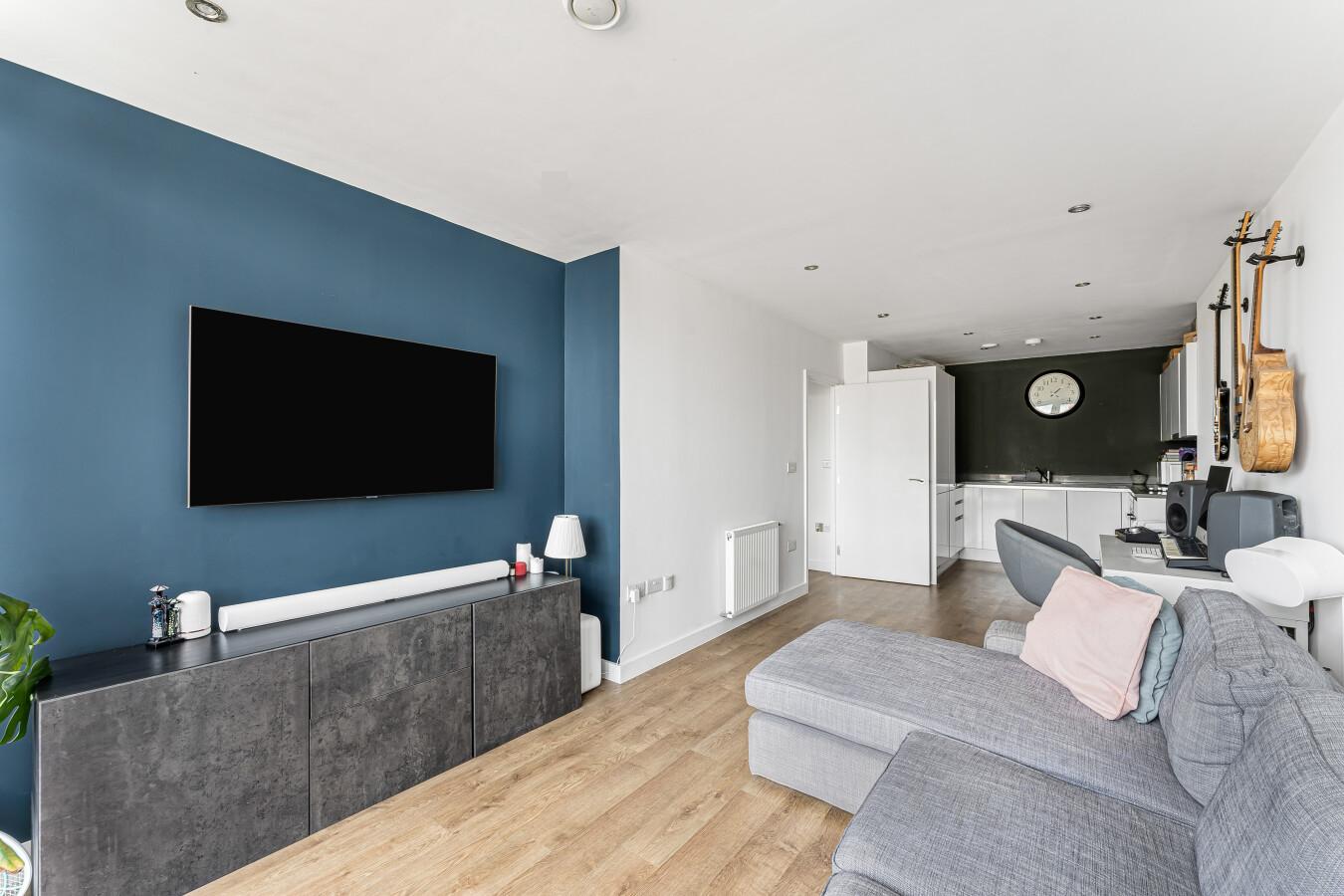 Flat Nicholson Square in Greater London