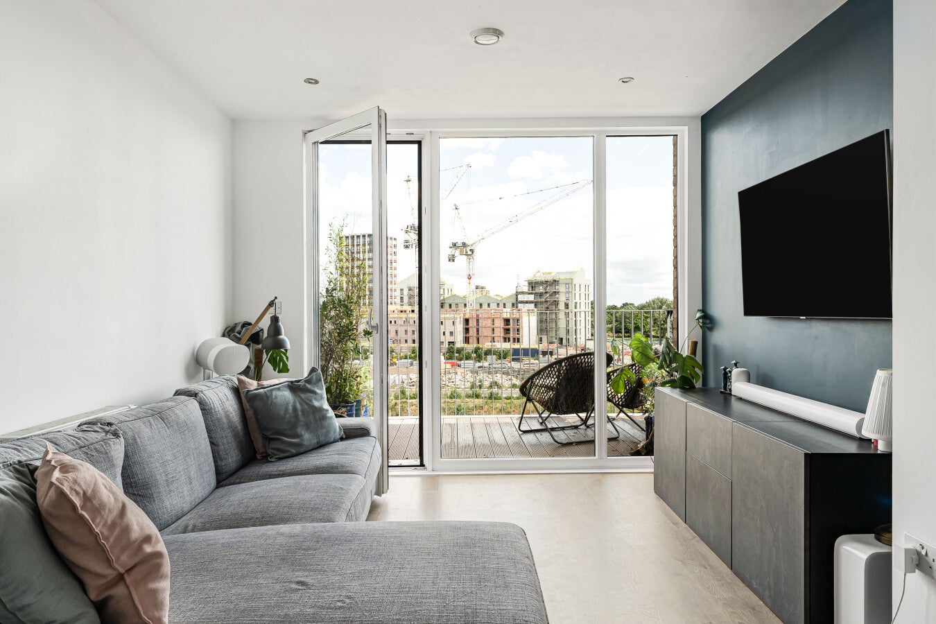 Flat Nicholson Square in Greater London