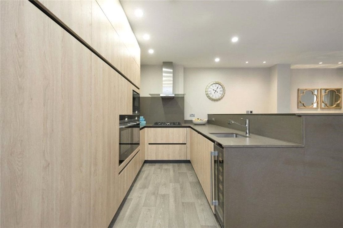 Flat Lyndhurst Road in Greater London