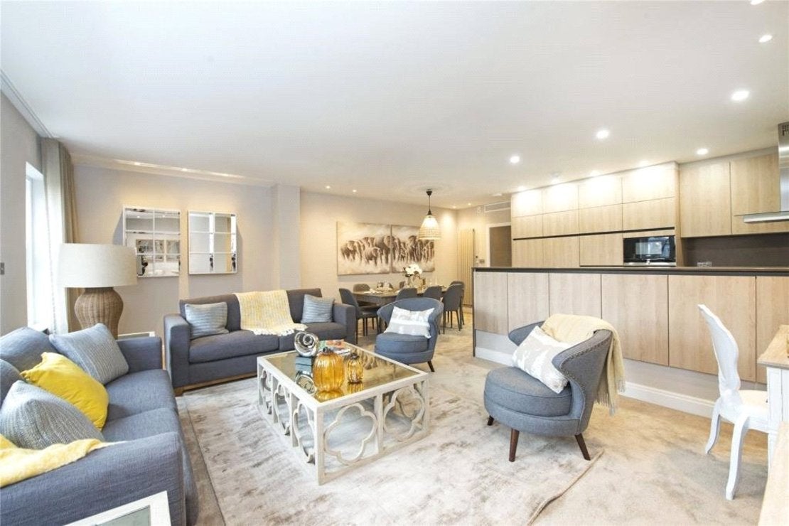 Flat Lyndhurst Road in Greater London