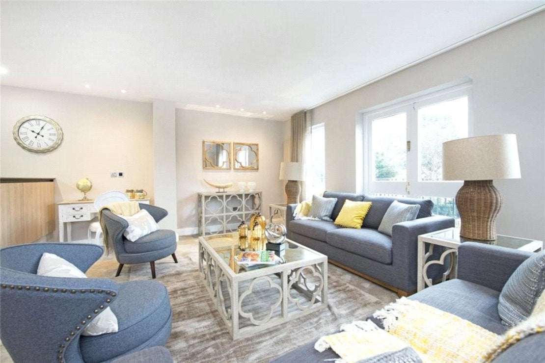 Flat Lyndhurst Road in Greater London