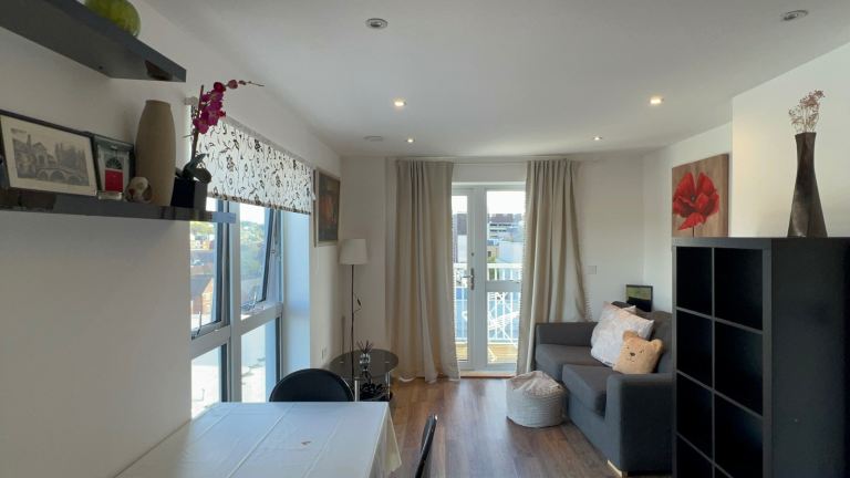 Flat Station View in Guildford