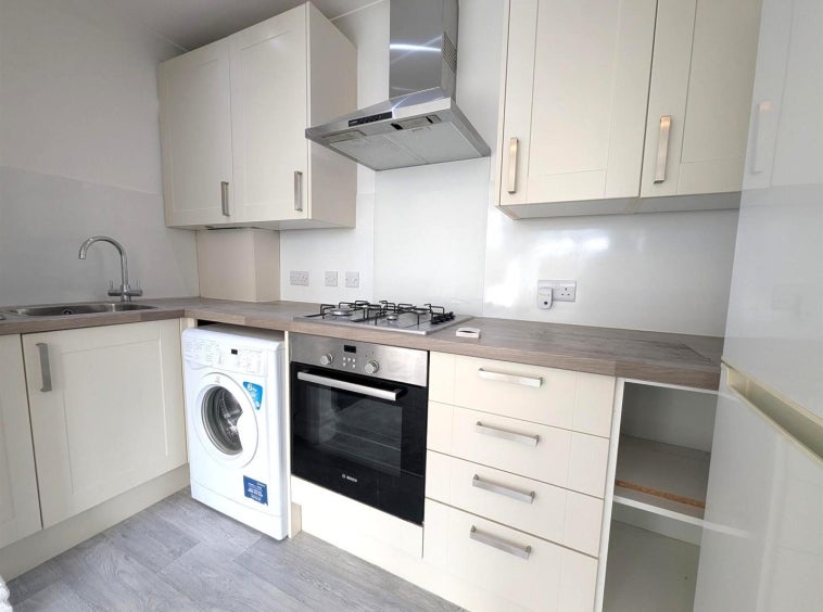 Flat Teignmouth Road in Greater London