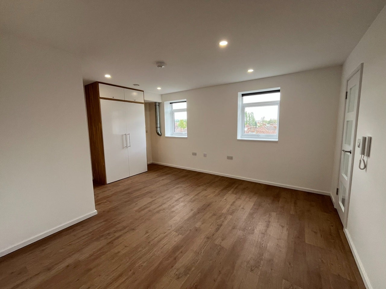 Flat Randalls Park Avenue in Mole Valley