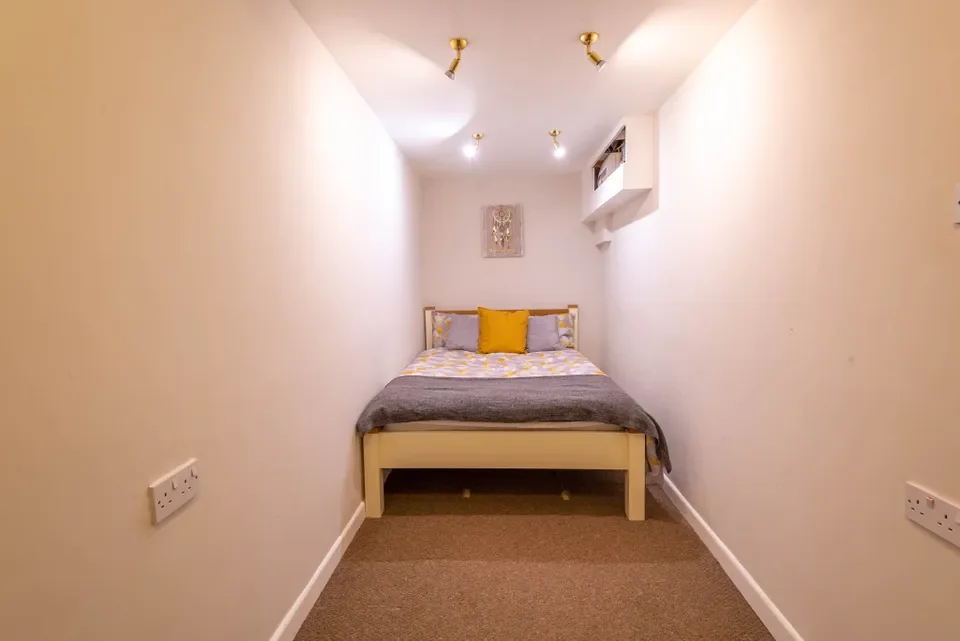 Flat Victoria Passage in Lincoln