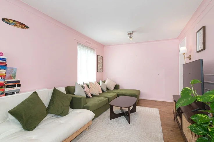 Flat Nicholas Road in Greater London