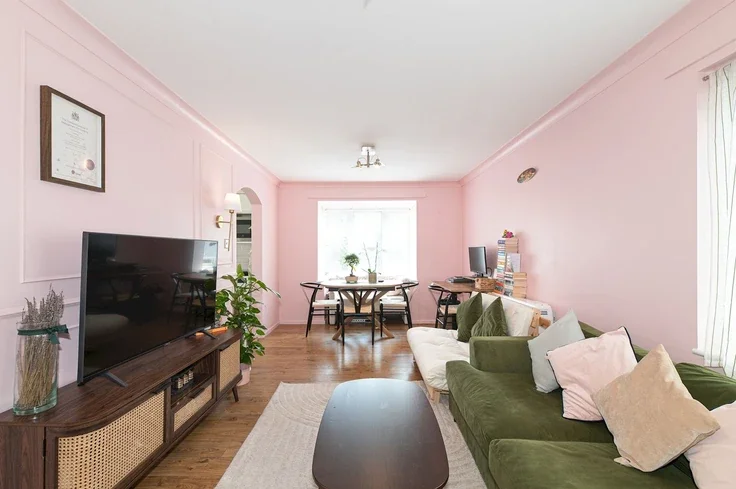 Flat Nicholas Road in Greater London