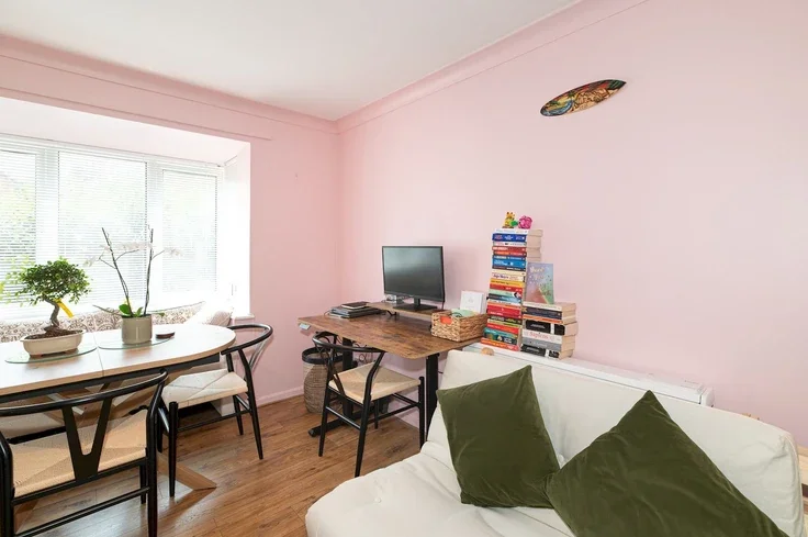 Flat Nicholas Road in Greater London