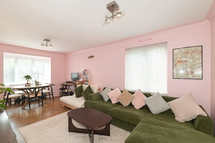 Flat Nicholas Road in Greater London