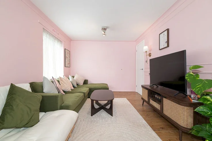 Flat Nicholas Road in Greater London