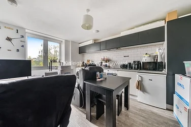 Flat Elmfield Road in Greater London