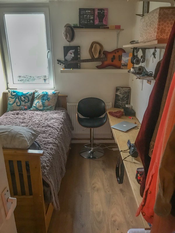 Room Ballance Road in Greater London