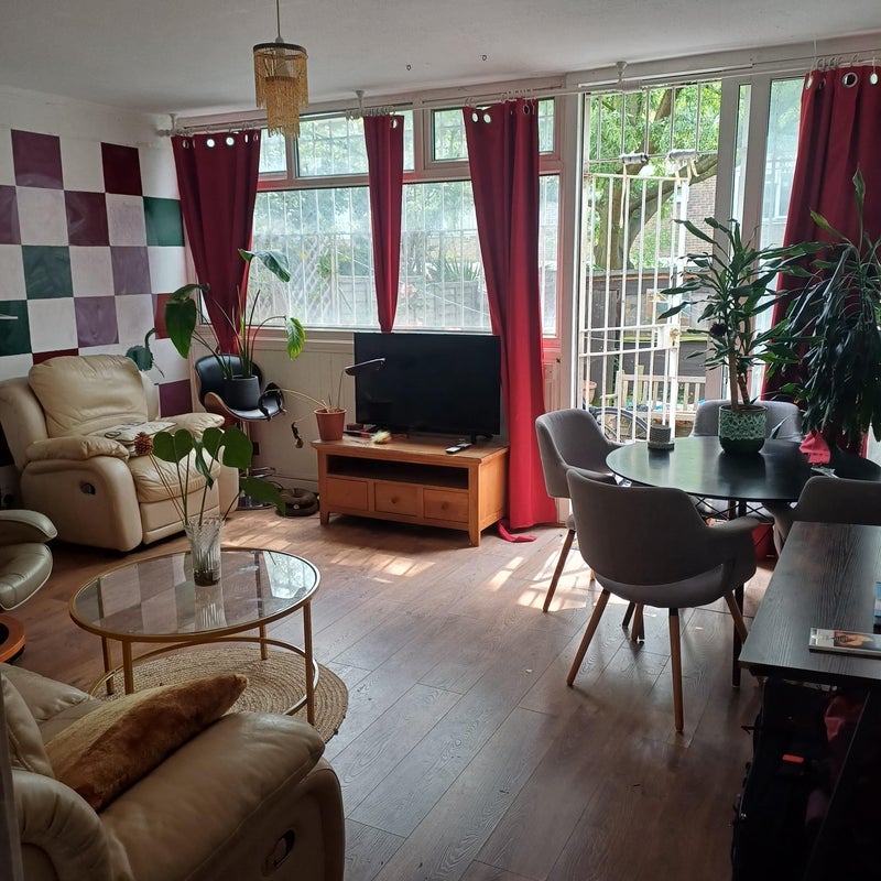Room Ballance Road in Greater London