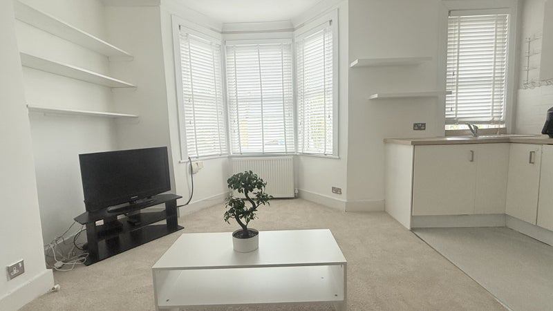 Room Dryden Road in Greater London