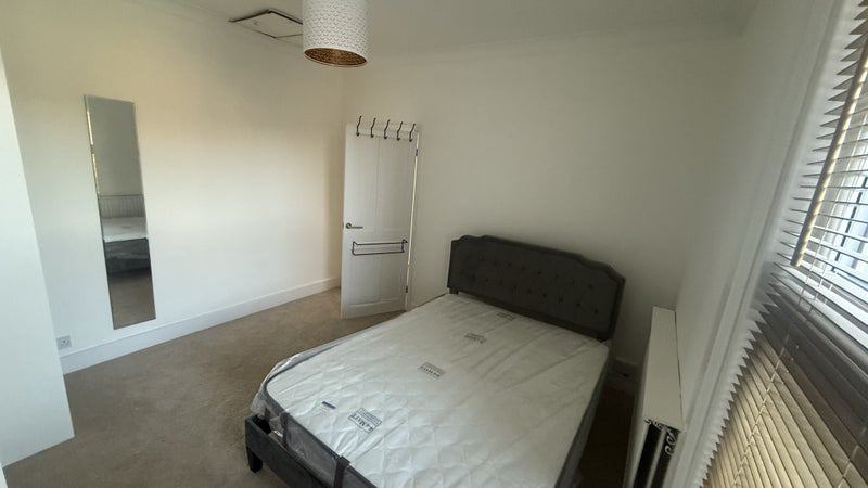 Room Dryden Road in Greater London