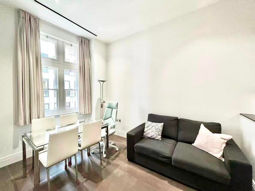 Flat Chancery Lane in City of London