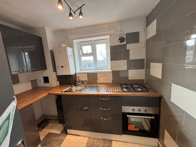 Flat Openshaw Road in Greater London