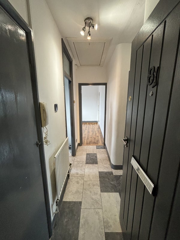 Flat Openshaw Road in Greater London