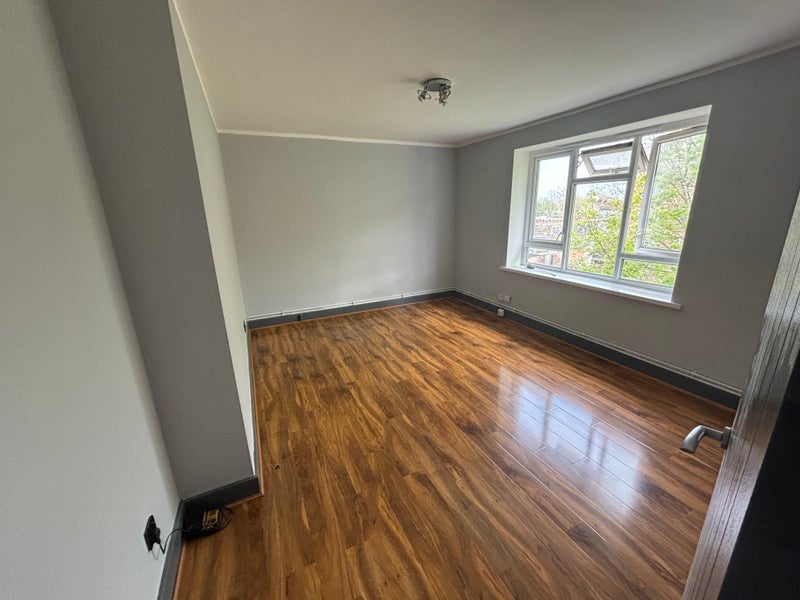 Flat Openshaw Road in Greater London