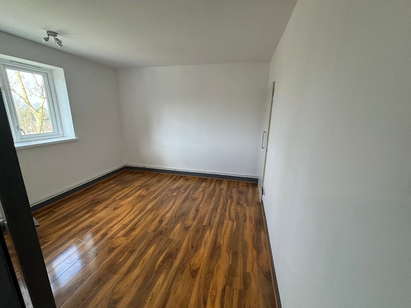 Flat Openshaw Road in Greater London