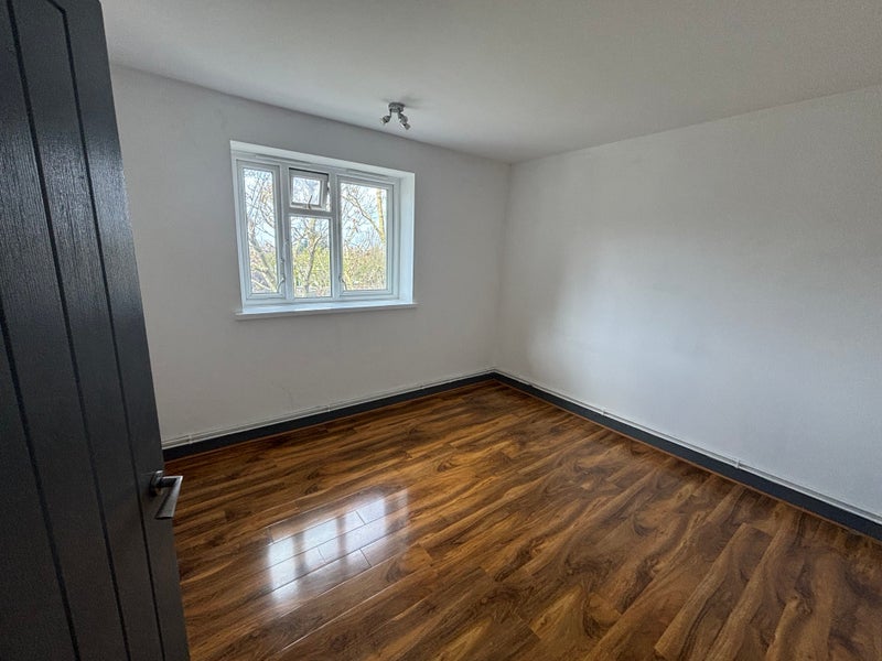 Flat Openshaw Road in Greater London