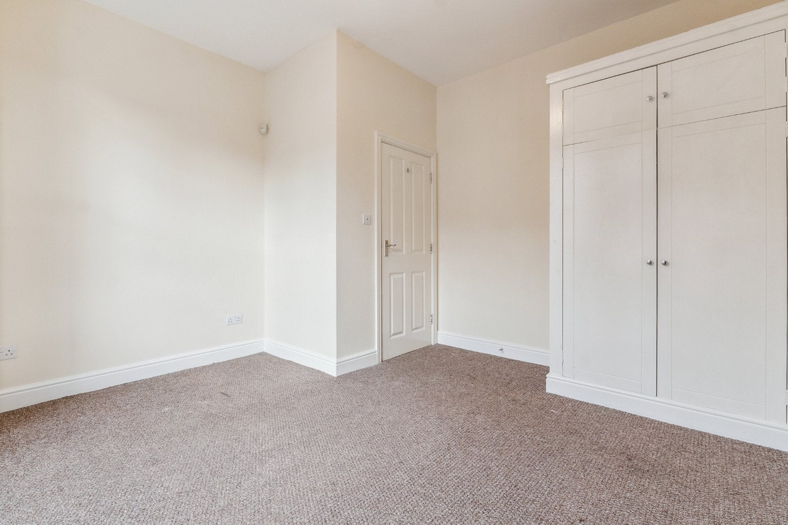 Flat Berrymead Gardens in Greater London