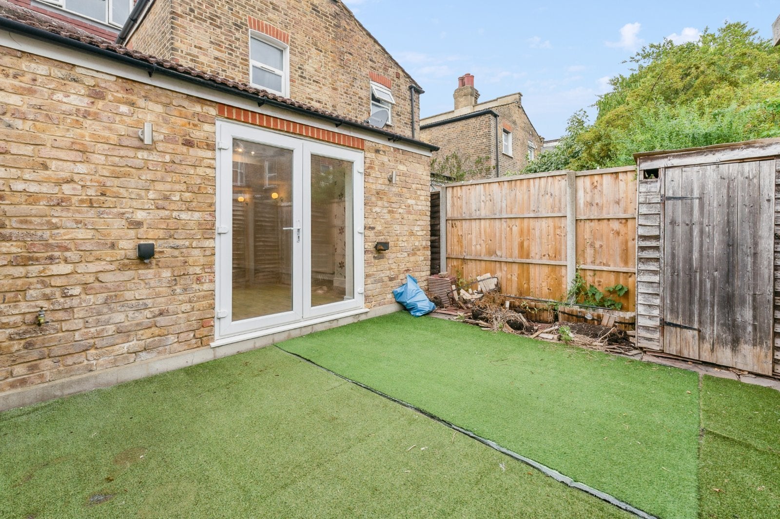 Flat Berrymead Gardens in Greater London