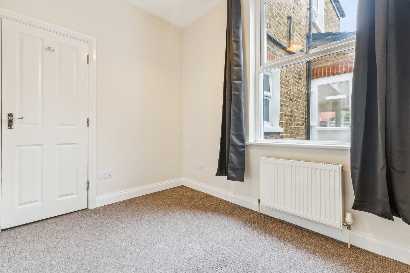 Flat Berrymead Gardens in Greater London