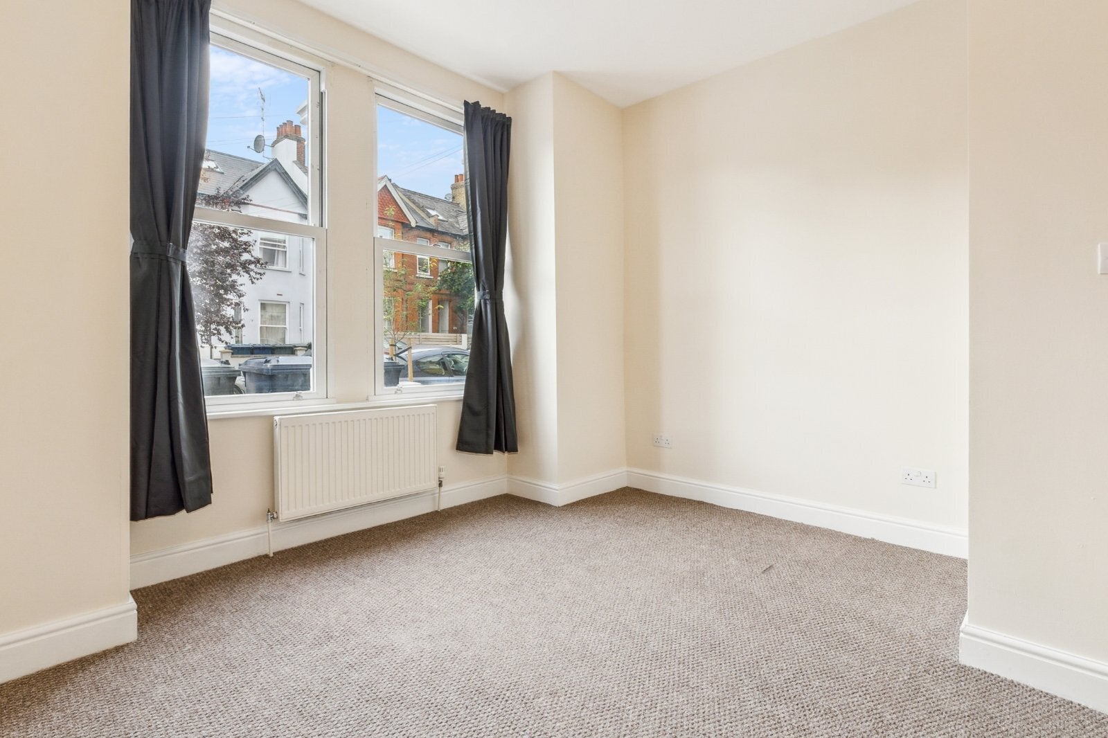Flat Berrymead Gardens in Greater London