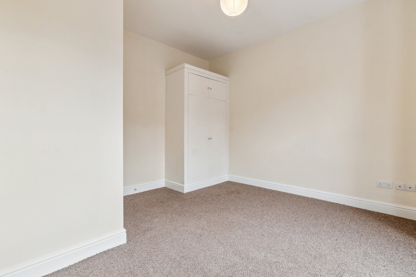 Flat Berrymead Gardens in Greater London