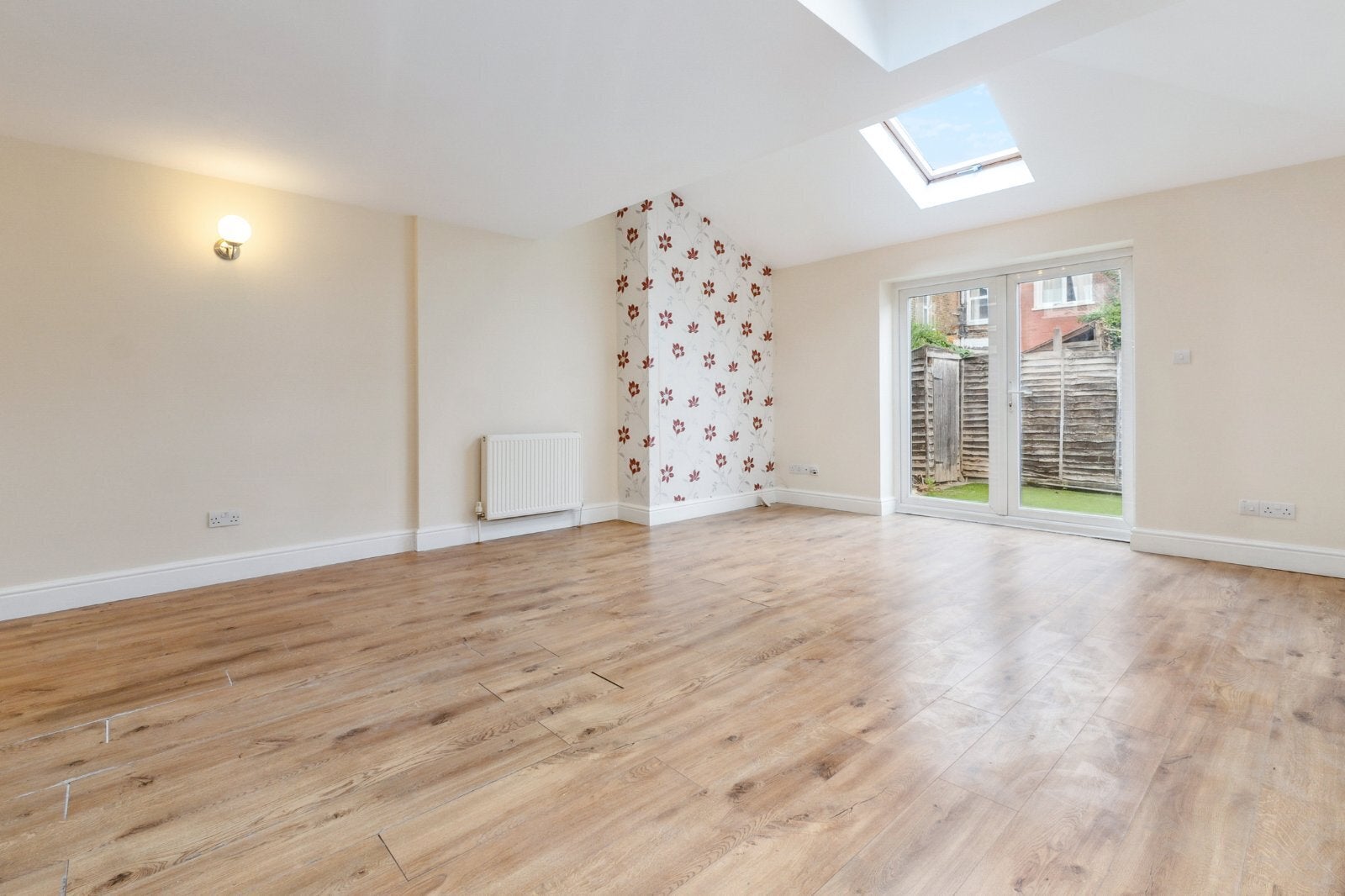 Flat Berrymead Gardens in Greater London