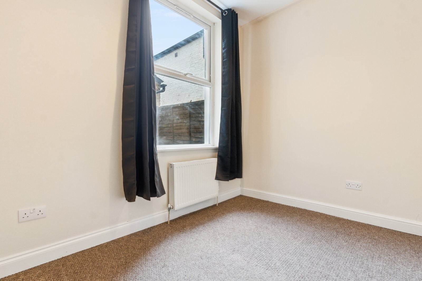 Flat Berrymead Gardens in Greater London