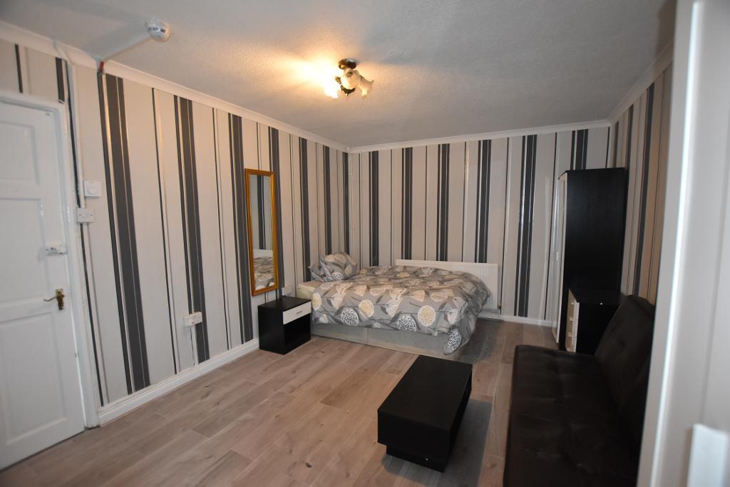 Room Brassie Avenue in Greater London
