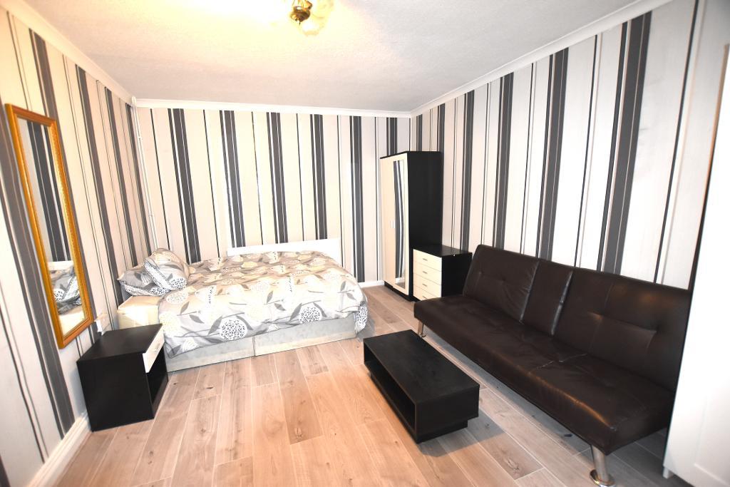Room Brassie Avenue in Greater London