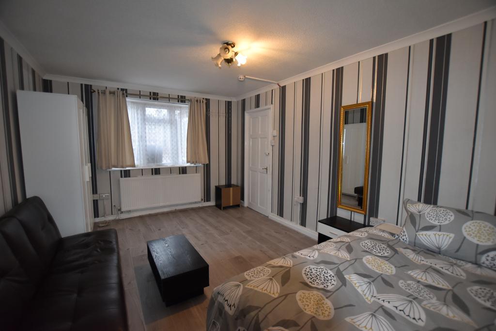 Room Brassie Avenue in Greater London