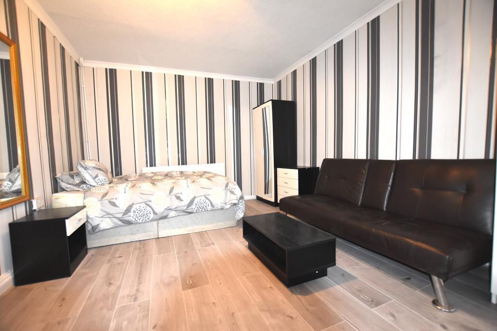 Room Brassie Avenue in Greater London