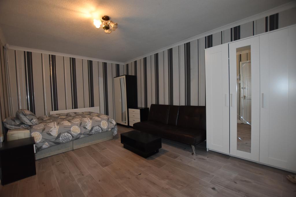 Room Brassie Avenue in Greater London