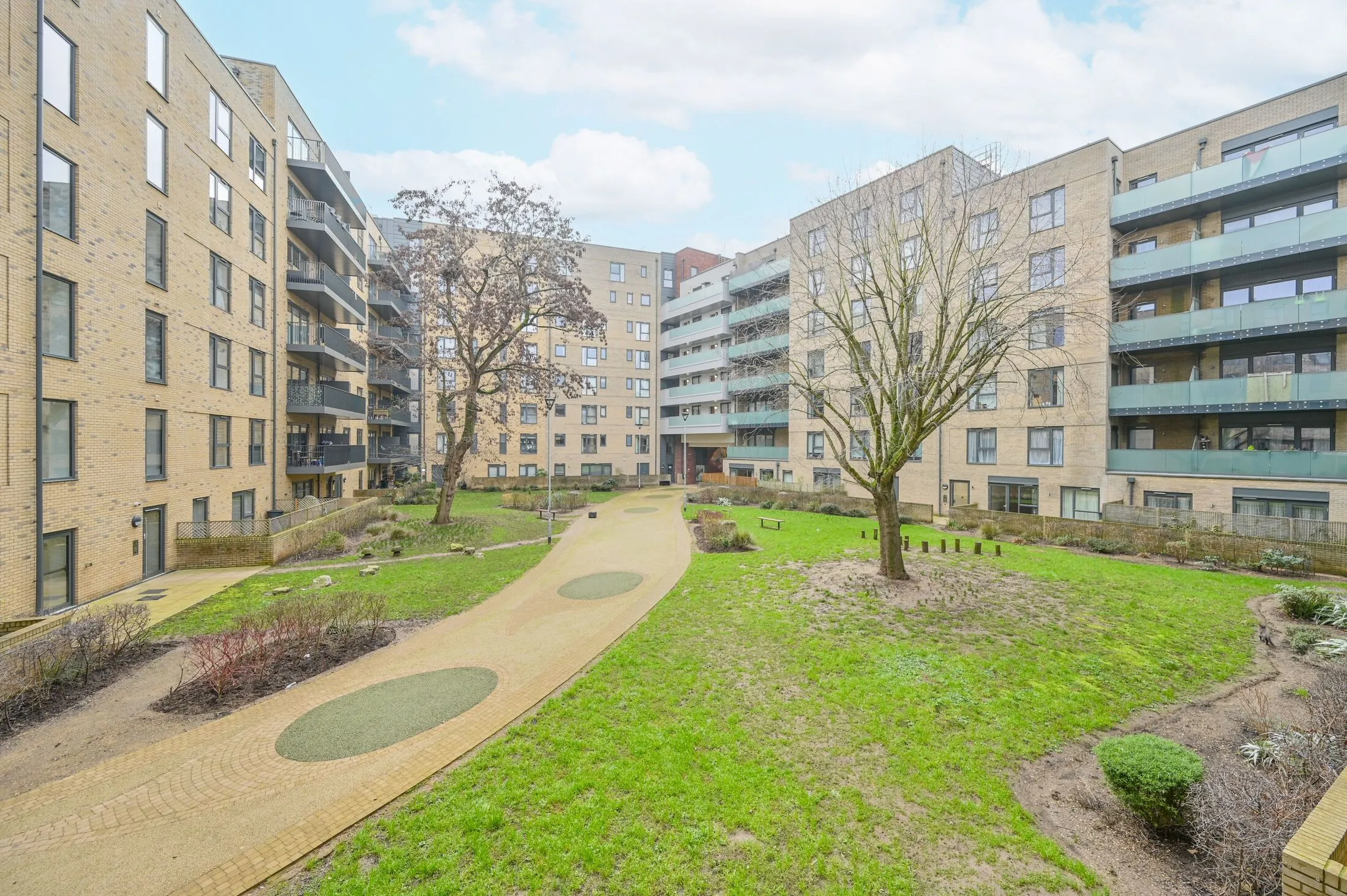 Flat Williams Road in Greater London