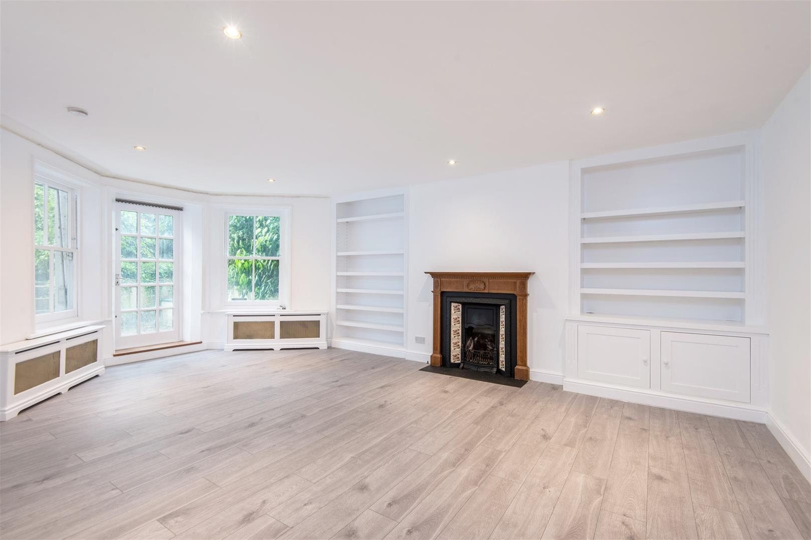 Flat Mowbray Road in Greater London